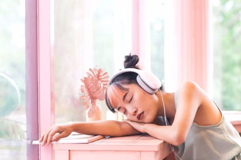 Mujer con auriculares descansando con los ojos cerrados, imagen de la aprobación de la MDMA y la psilocibina en Australia
