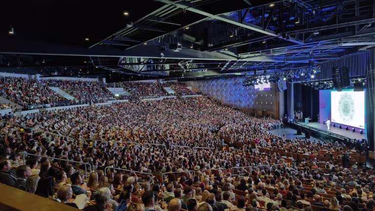 Auditorio lleno durante el congreso Psychedelic Science 2023 en Denver