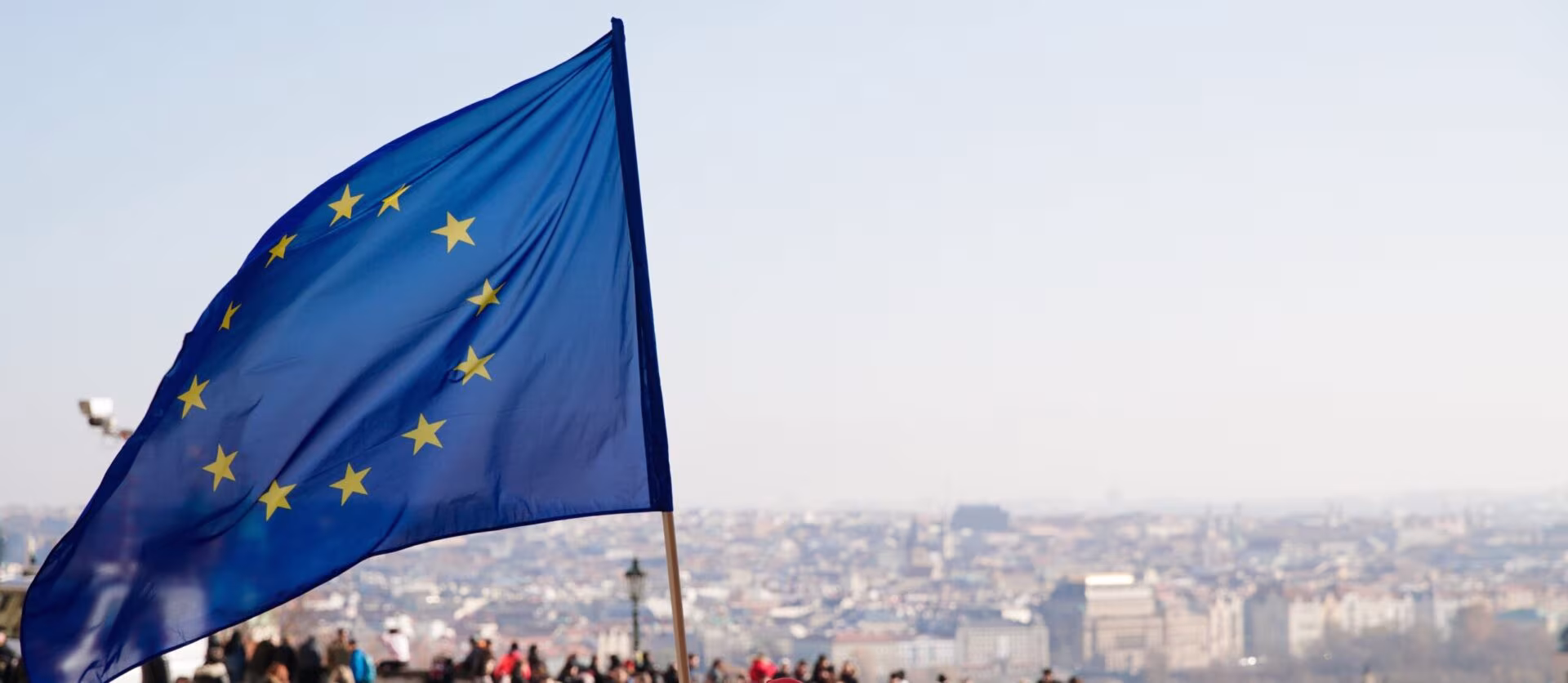 Bandera de la Unión Europea ondeando sobre una ciudad, sobre la financiación europea de la psilocibina