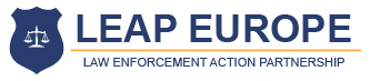 Logotipo de LEAP Europe, Law Enforcement Action Partnership, con un escudo y una balanza