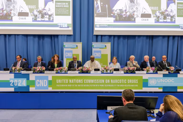 Mesa de la Comisión de Estupefacientes de Naciones Unidas en su sesión de 2024 en Viena