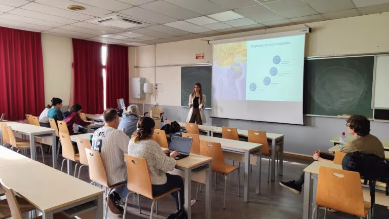 Aula de la Universidad Complutense de Madrid durante un seminario de Fundación Inawe sobre psicodélicos