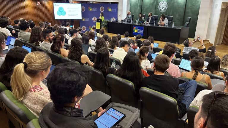 Público en el aula de la Universidad Complutense durante la mesa redonda de Fundación Inawe para el Máster en Neurociencia