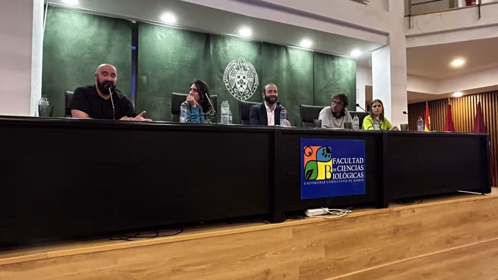 Ponentes sentados en la mesa del estrado durante la charla sobre neurociencia de los psicodélicos en la UCM