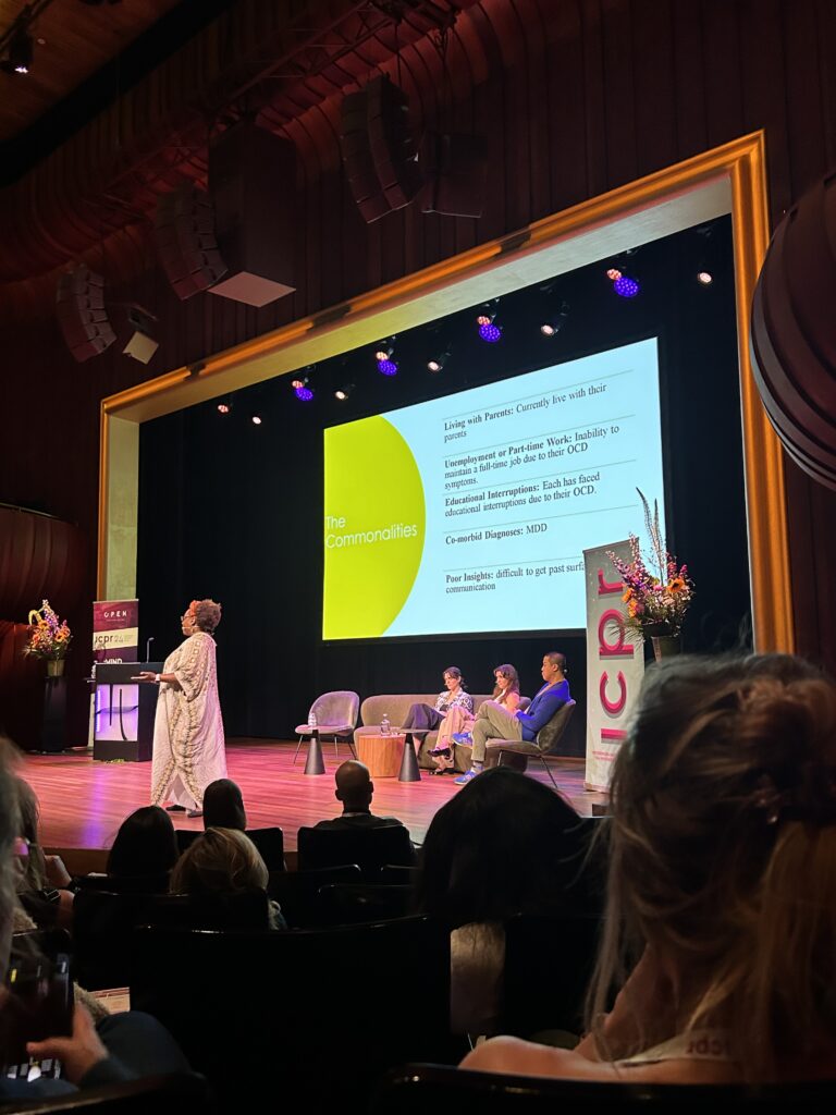 Jamila, ganadora de Wt Blanket Award en su ponencia sobre psilocibina y TOC