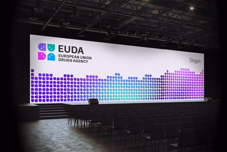 Escenario con el logotipo de EUDA, la Agencia de la Unión Europea sobre Drogas, que responde preguntas sobre la terapia psicodélica