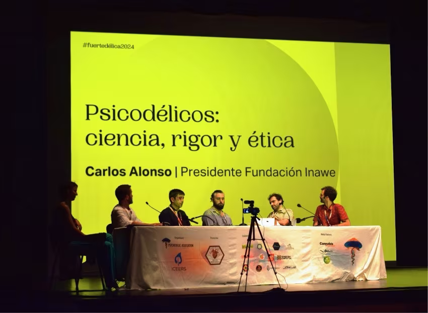 Mesa de ponentes ante la pantalla «Psicodélicos: ciencia, rigor y ética» con Carlos Alonso en Fuertedélica III
