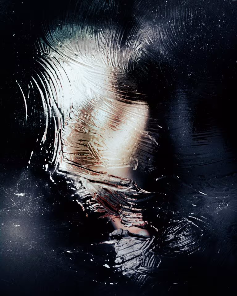 Rostro de una persona reflejado en agua oscura, imagen de la ayahuasca en el tratamiento del duelo complicado