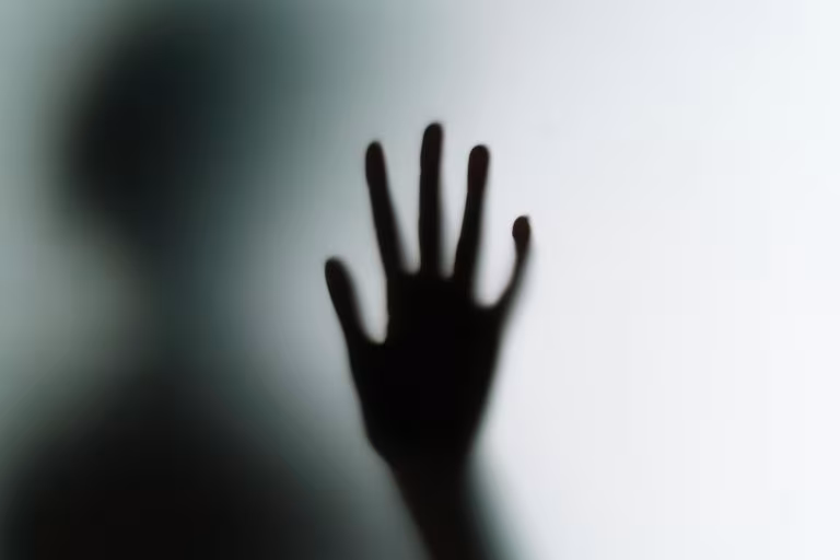Silueta de una mano apoyada tras un cristal esmerilado, imagen del nuevo hito para el renacimiento psicodélico en España