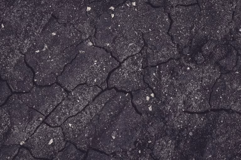Asfalto agrietado en primer plano, imagen de la ketamina en la depresión resistente al tratamiento