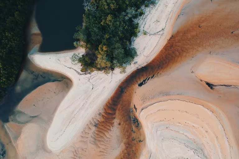 Vista aérea de dunas y vegetación, imagen del metaanálisis sobre la esketamina en la depresión resistente al tratamiento
