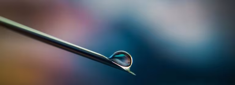 Gota en la punta de una aguja, imagen de las microdosis de psicodélicos y de si realmente funcionan