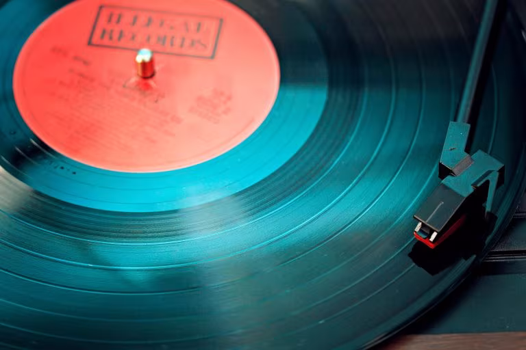 Disco de vinilo girando en un tocadiscos, imagen de la música como aliada terapéutica en la terapia asistida con psicodélicos