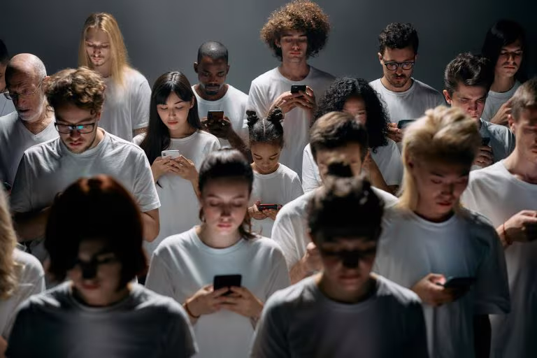Grupo de jóvenes mirando sus móviles, imagen del estudio sobre psicodélicos en adolescentes