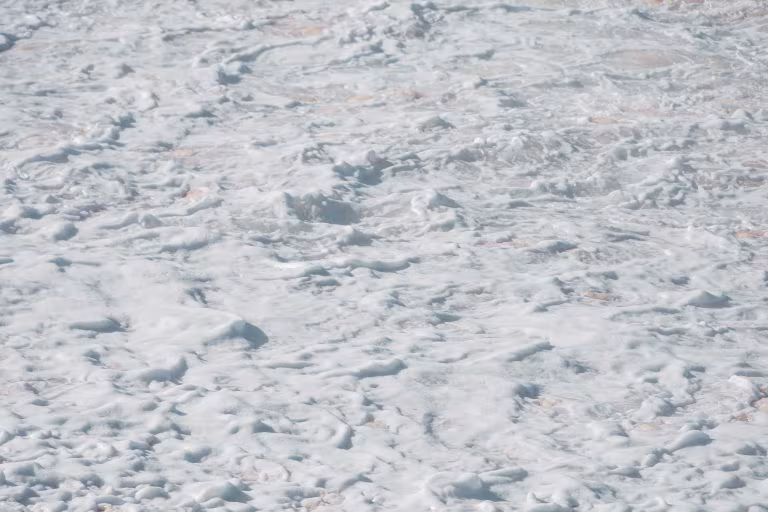 Superficie de sal o nieve blanca, imagen del turismo médico alternativo y psicodélico