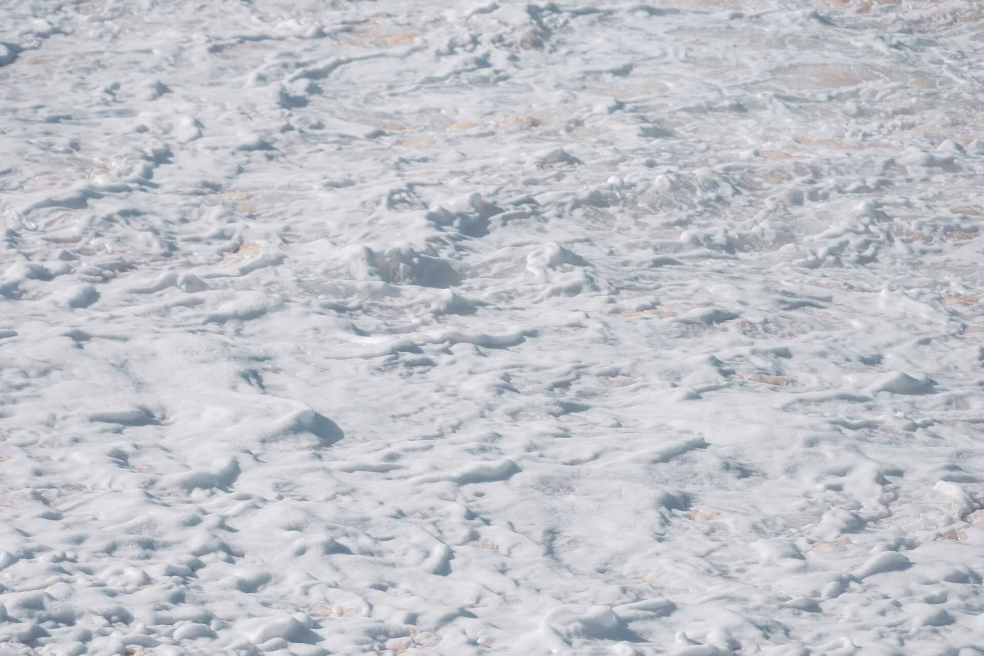 Superficie de sal o nieve blanca, imagen del turismo médico alternativo y psicodélico