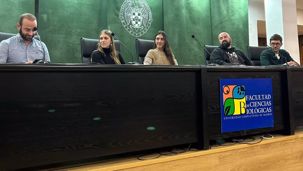 Cinco especialistas de Inawe en la mesa del estrado de la Facultad de Biología de la UCM durante la mesa redonda