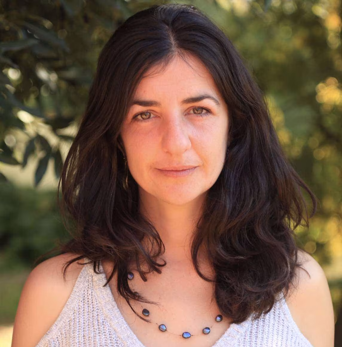 Retrato de la Dra. Débora González, psicóloga clínica y doctora en Farmacología