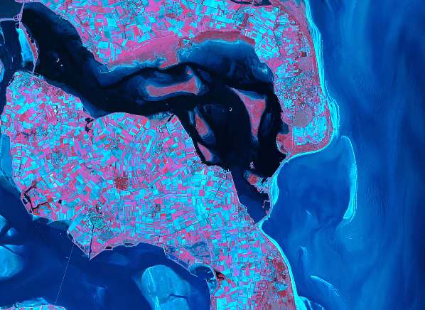 Vista aérea de una costa con tonos azules y violetas, imagen de Psymposium Madrid 2025