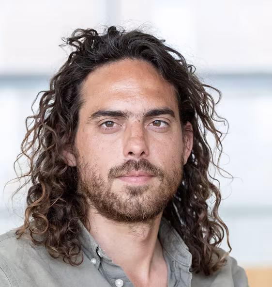 Retrato del Dr. Christopher Timmermann, investigador en el Imperial College London y cofundador de ECOH Foundation