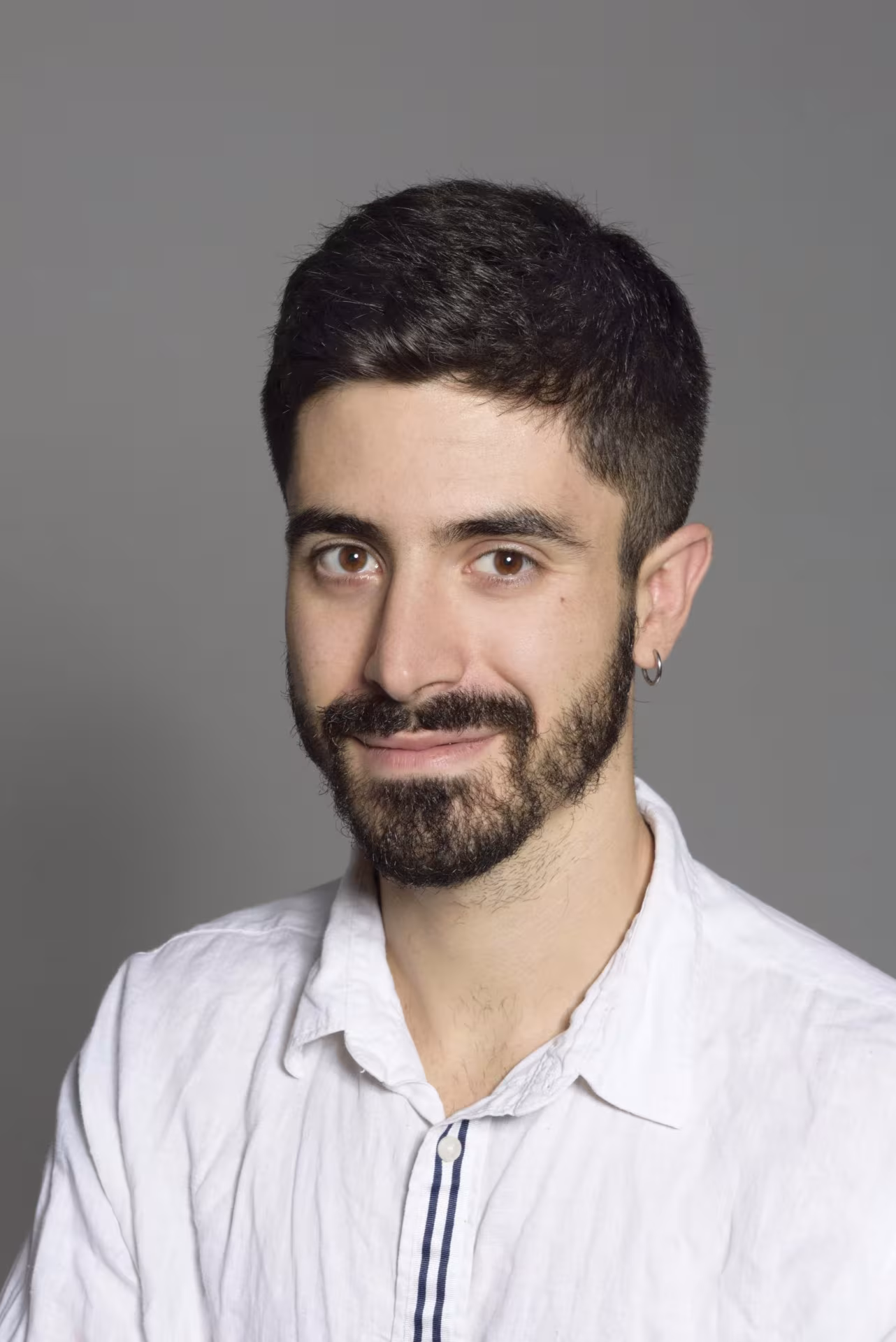 Retrato del Dr. Óscar Soto, psiquiatra e investigador especializado en terapia asistida con psicodélicos