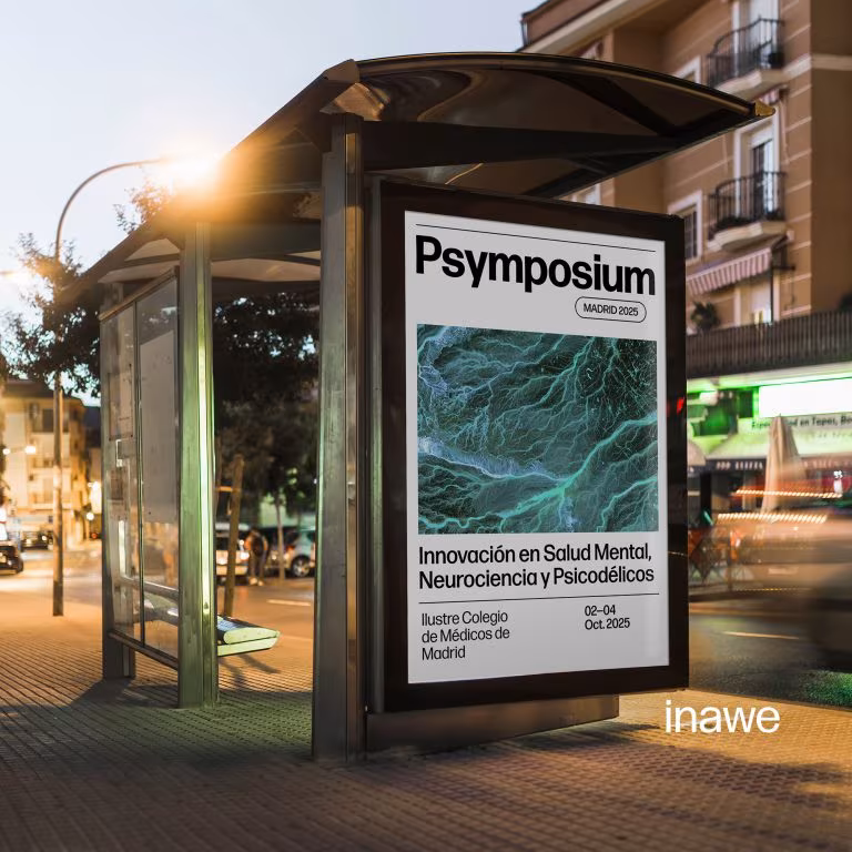Marquesina de autobús con el cartel de Psymposium 2025, encuentro sobre salud mental, neurociencia y psicodélicos de Fundación Inawe