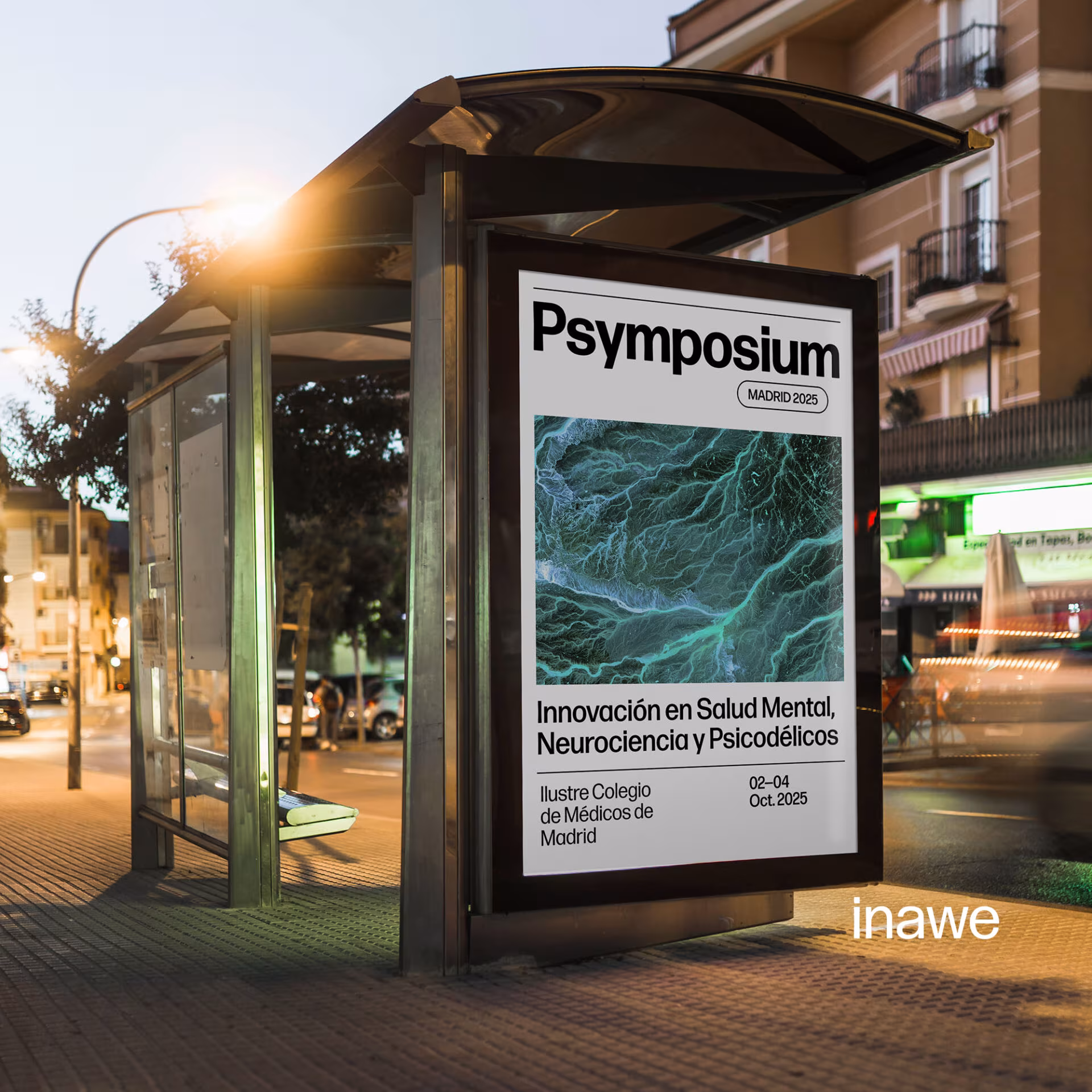 Marquesina de autobús con el cartel del Psymposium Madrid 2025 de Inawe sobre salud mental y psicodélicos