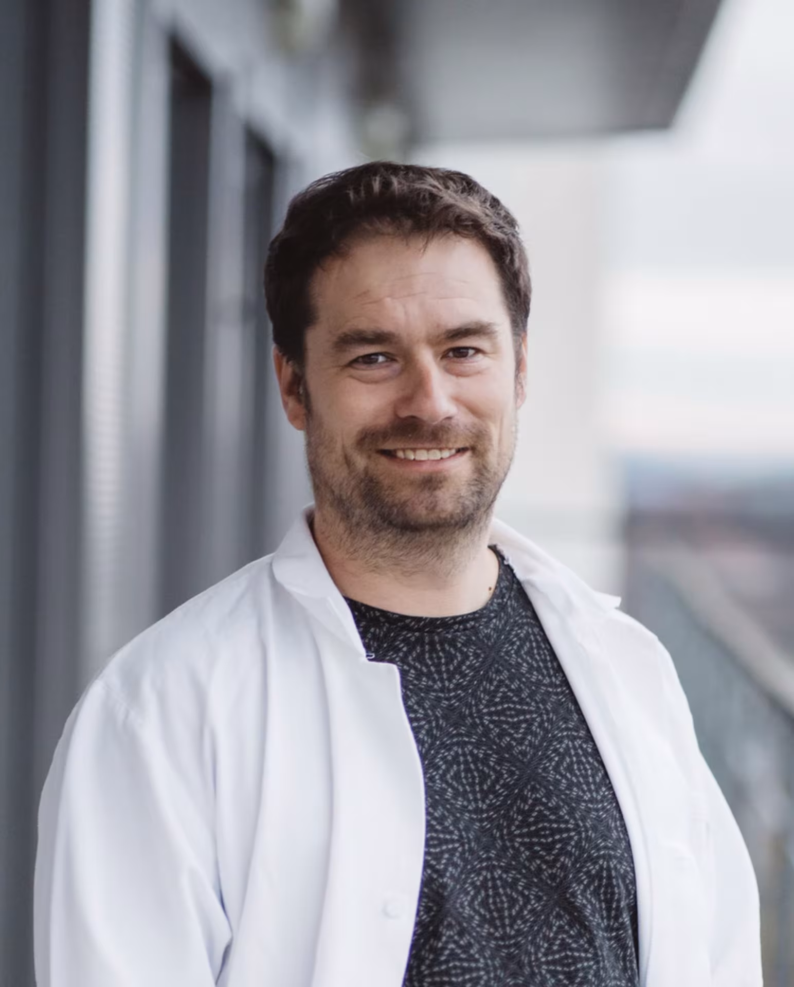 Retrato del Dr. Tomáš Pálení?ek, investigador principal en neurobiología de los psicodélicos en Praga