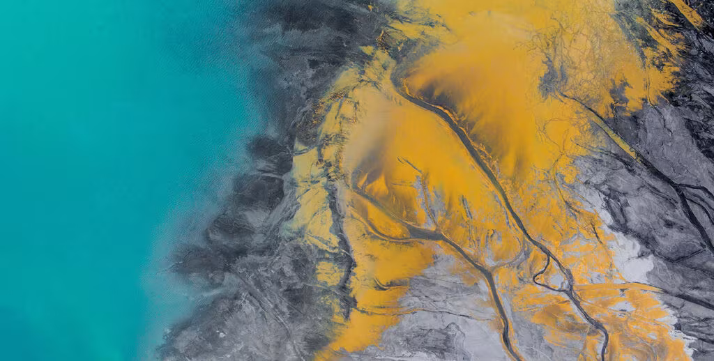 Vista aérea de un río entre tierras amarillas y grises, imagen de que el futuro de la salud mental empieza en Psymposium