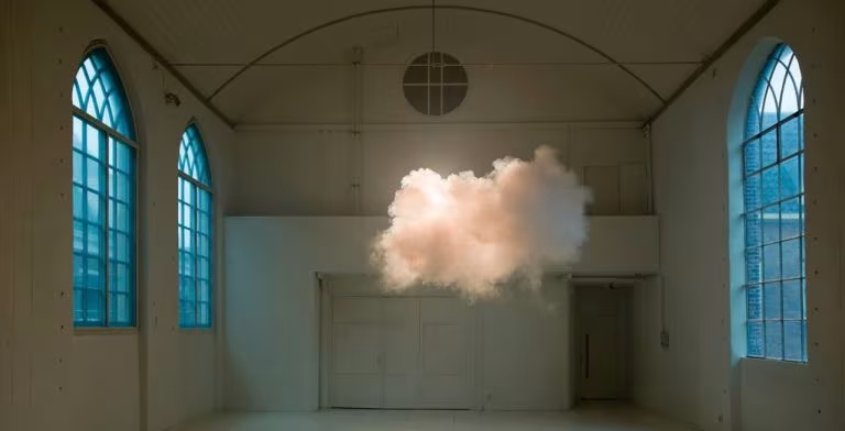 Nube suspendida dentro de una sala vacía, imagen de los análogos psicodélicos como tratamiento antiinflamatorio del asma