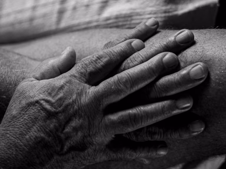 Manos de una persona mayor en blanco y negro, imagen de los efectos de los psicodélicos en adultos mayores