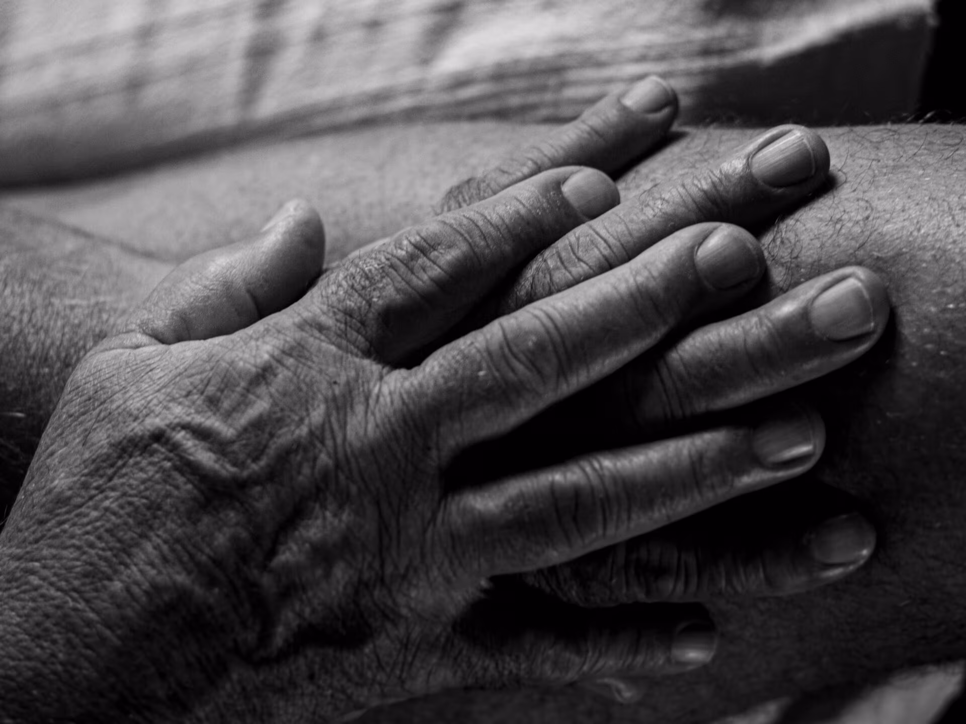 Manos arrugadas de una persona mayor en blanco y negro, sobre psicodélicos en adultos mayores