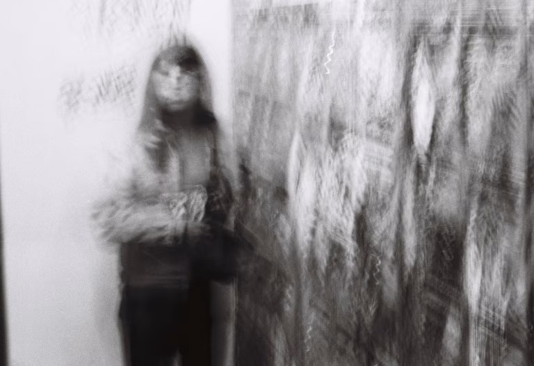 Retrato desenfocado de una mujer en blanco y negro, imagen de la ketamina frente a la TEC en la depresión resistente