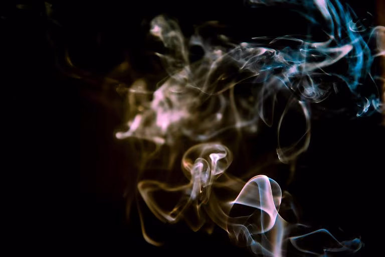 Humo de colores sobre fondo negro, imagen de la psilocibina frente a los parches de nicotina para dejar de fumar