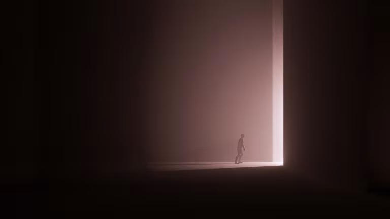 Persona diminuta ante una puerta de luz en una sala oscura, imagen del ensayo de Compass Pathways con psilocibina