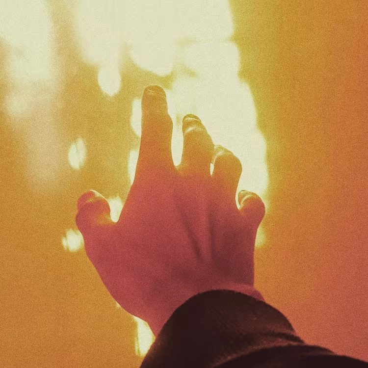 Mano extendida hacia la luz del sol, imagen del formulario de inscripción al voluntariado de Fundación Inawe