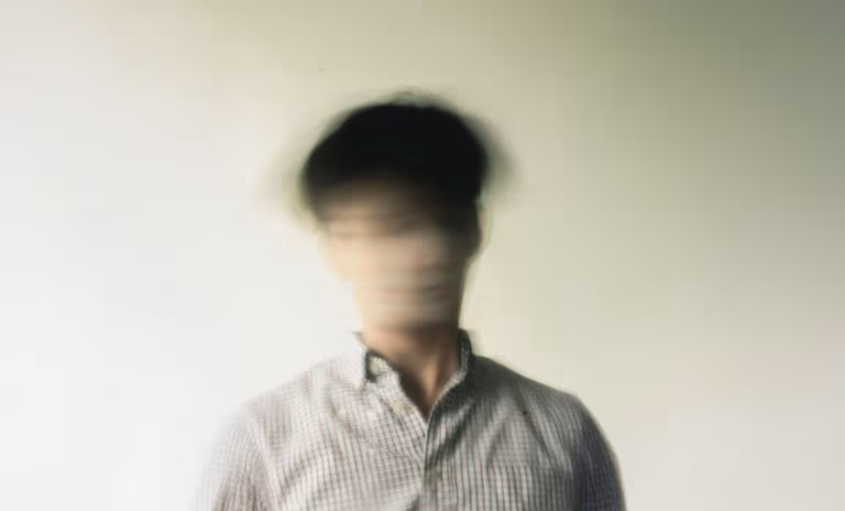 Retrato desenfocado de un hombre, imagen del estudio que compara la experiencia psicodélica con la psicosis