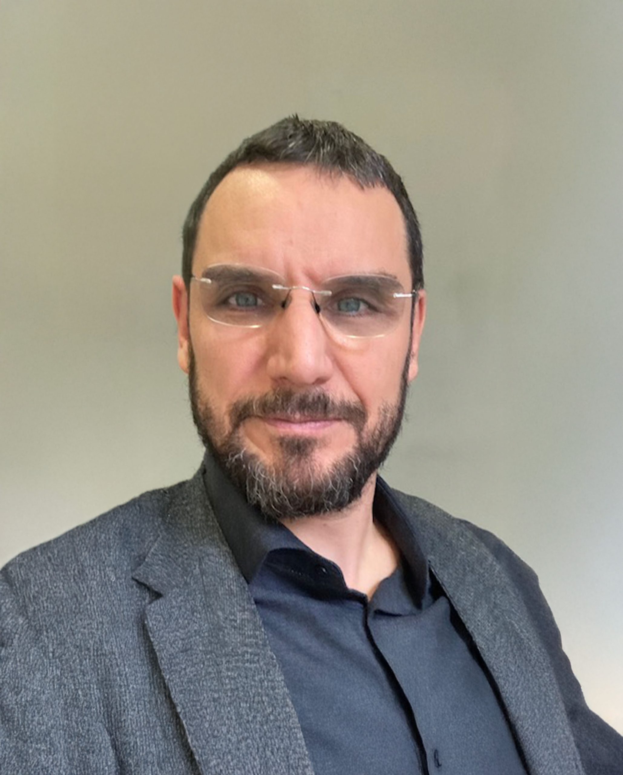Dr. Oscar Álvarez-Bobo